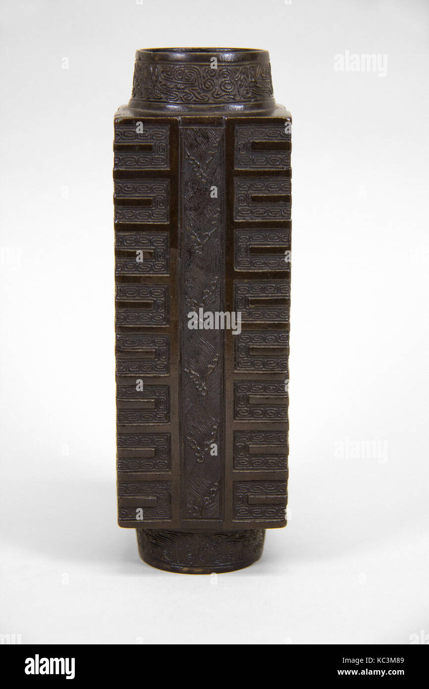 南宋† 銅琮式瓶, Quadrangular tube in the form of a cong, 12th–13th century Stock Photo
