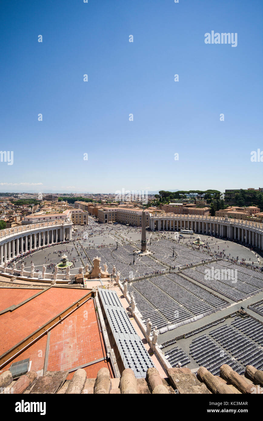 Rome. Italy. The colonnade on Piazza San Pietro (architect Gian Lorenzo Bernini, 1598-1680, built 1656–67). Stock Photo