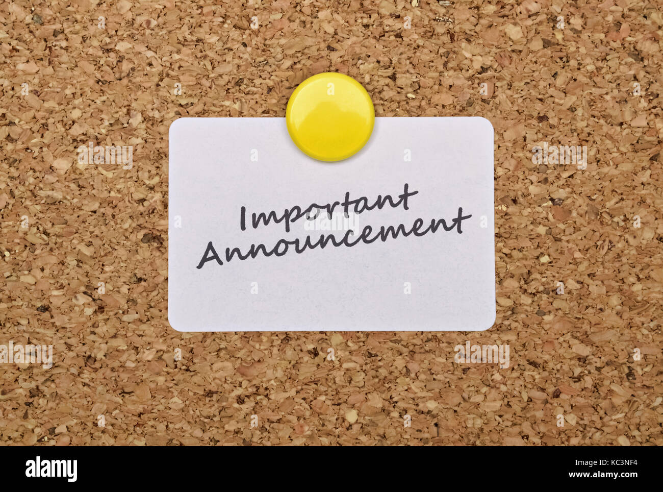 Text Important Announcement on a sticker pinned on cork Stock Photo