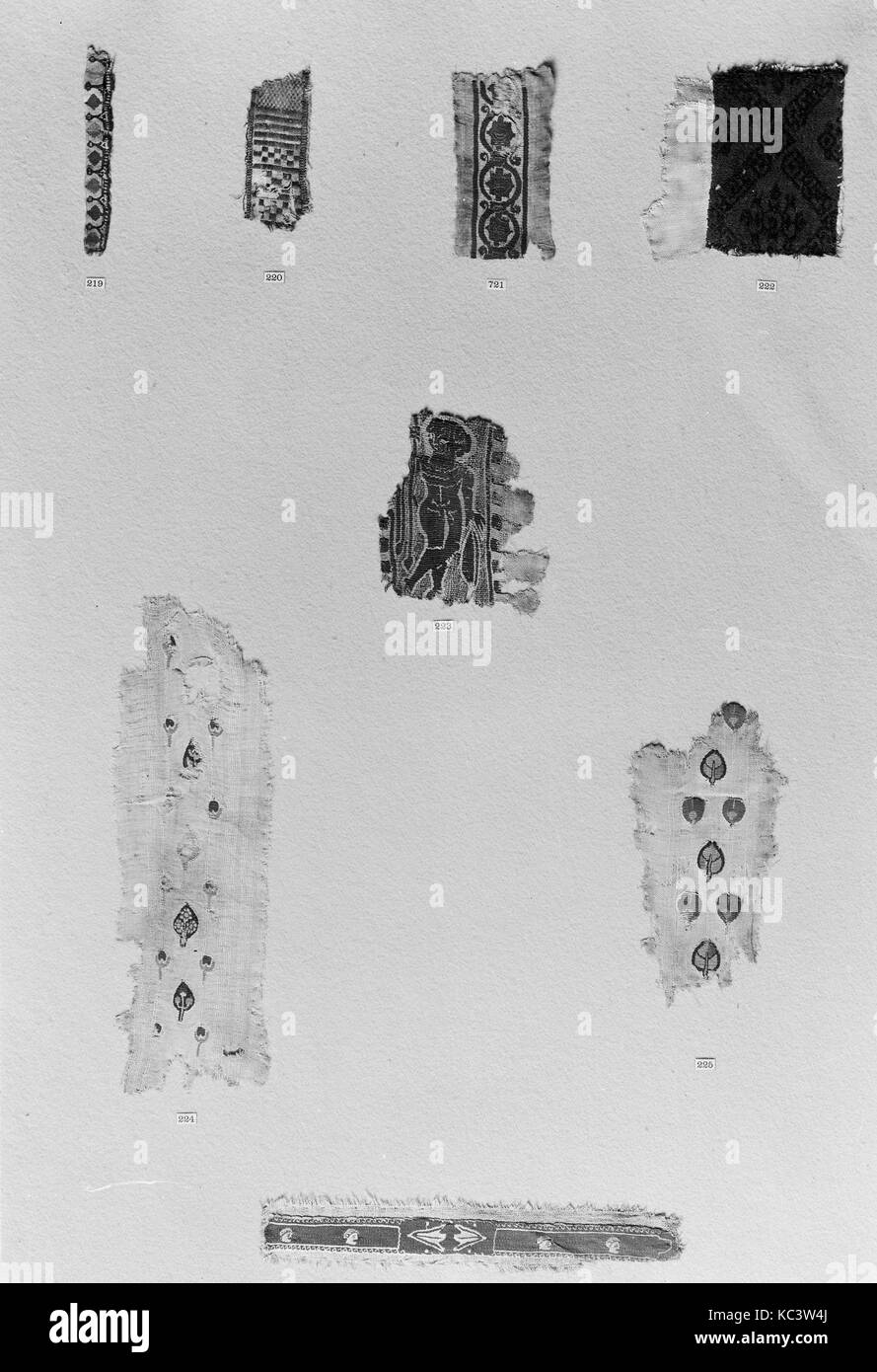 Fragment, 4th5th century, Attributed to Egypt, Wool, linen; plain weave, tapestry weave (?), 4 Fragment, 4th5th century, Attributed to Egypt, Wool, linen; plain weave, tapestry weave (?), 4