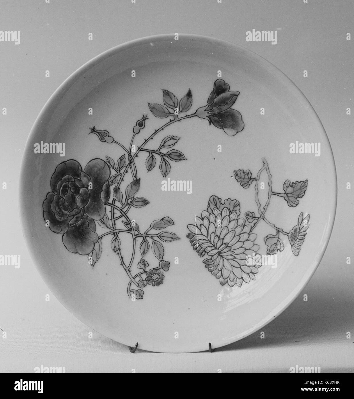 Saucer, Qing dynasty (1644–1911), first half of the 19th century, China, Porcelain painted in overglaze famille rose enamels Stock Photo