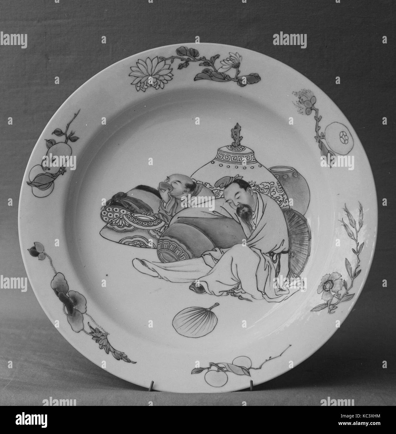 Plate, Qing dynasty (1644–1911), Qianlong period (1736–95), 18th century, China, Porcelain painted in overglaze famille rose Stock Photo
