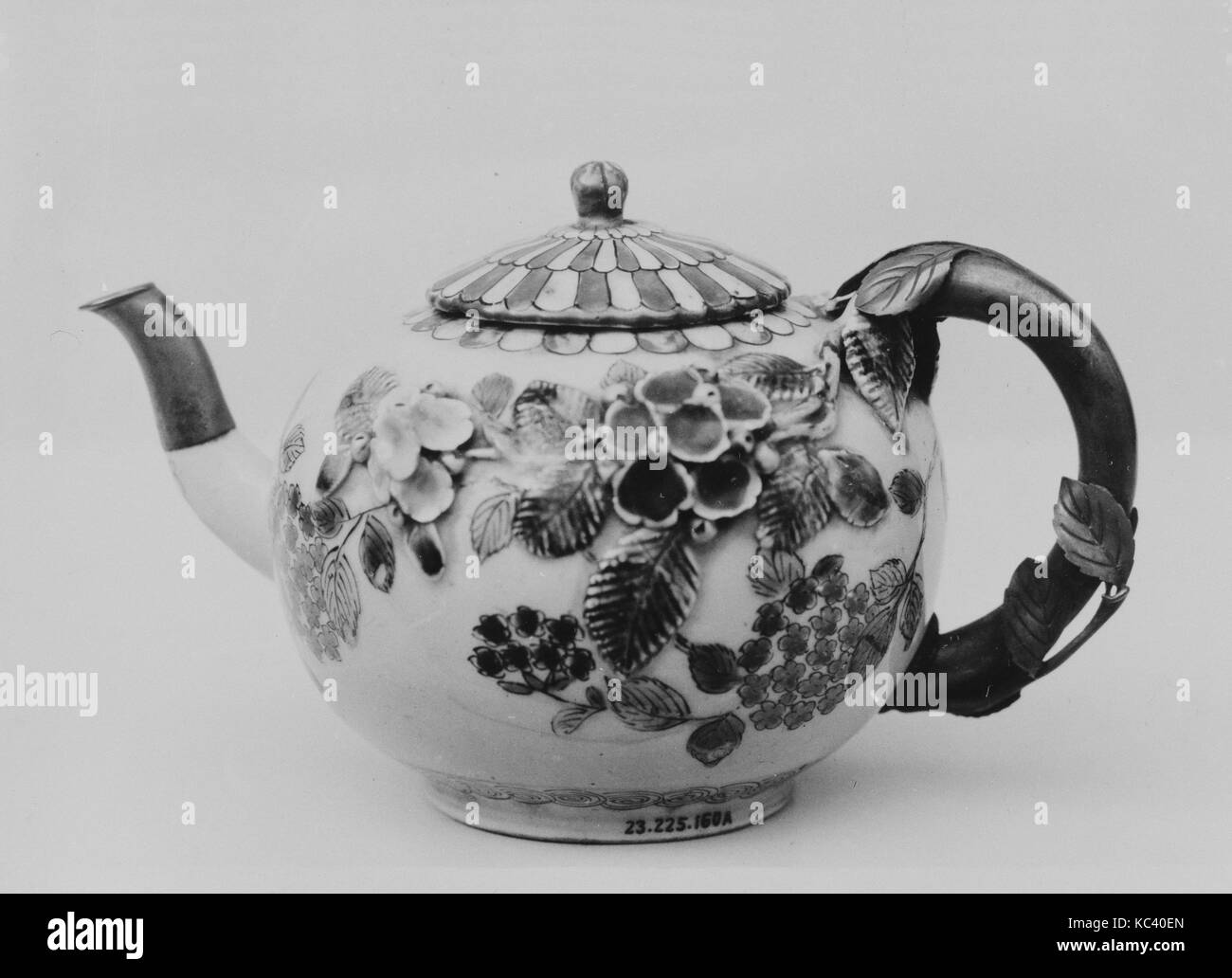 Teapot and cover, Edo period (16151868), 1780, Japan, Porcelain