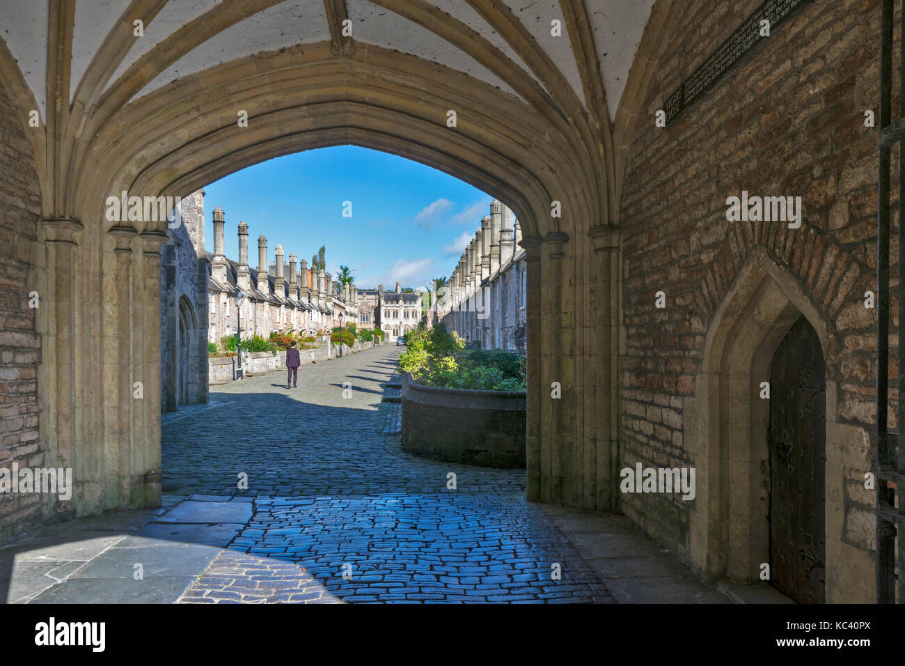 WELLS CITY SOMERSET ENGLAND CATHEDRAL VICARS HALL GATEWAY ENTRANCE TO VICARS CLOSE AND HOUSES Stock Photo