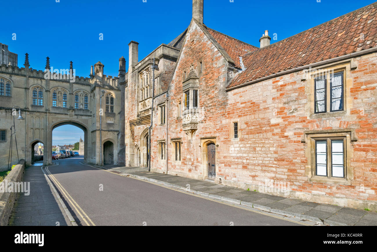 WELLS CITY SOMERSET ENGLAND CATHEDRAL BRIDGE OVER ST ANDREWS ROAD AND ENTRANCE TO VICARS CLOSE Stock Photo