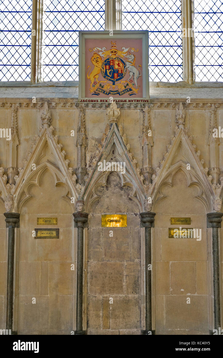 WELLS CITY SOMERSET ENGLAND CATHEDRAL THE CHAPTER HOUSE AND BISHOPS SEAT WITH COAT OF ARMS ABOVE THE SEAT Stock Photo