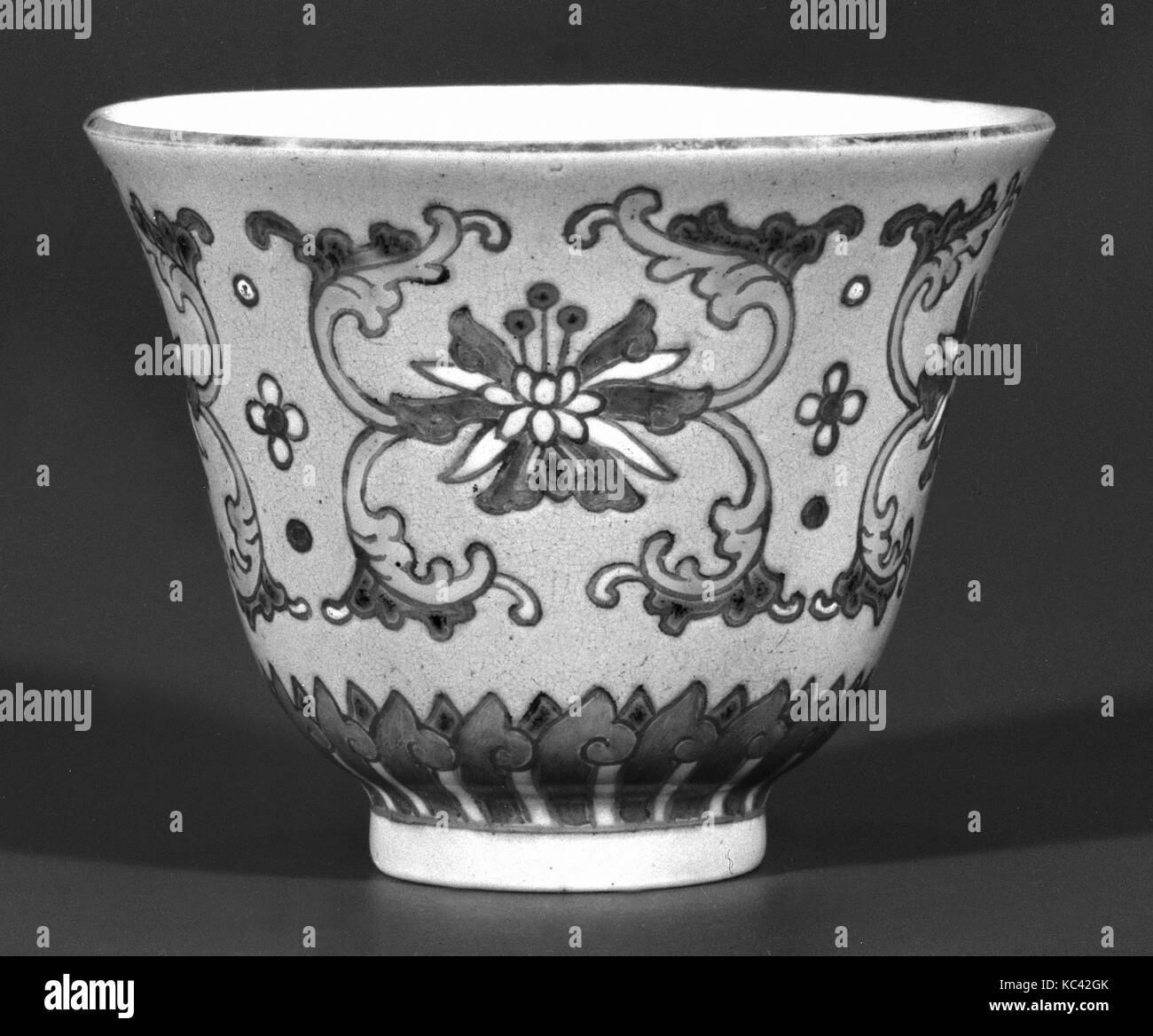 Cup, Qing dynasty (1644–1911), Qianlong mark and period (1736–95), China, Porcelain with famille rose enamels outlined in gold Stock Photo