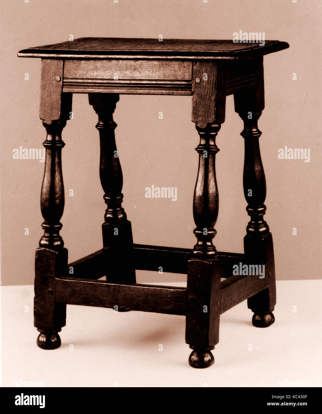 Joint stool, 1650–1700, Made in England, British, White oak, 22 1/8 x 17 7/8 x 13 1/8 in. (56.2 x 45.4 x 33.3 cm), Furniture Stock Photo