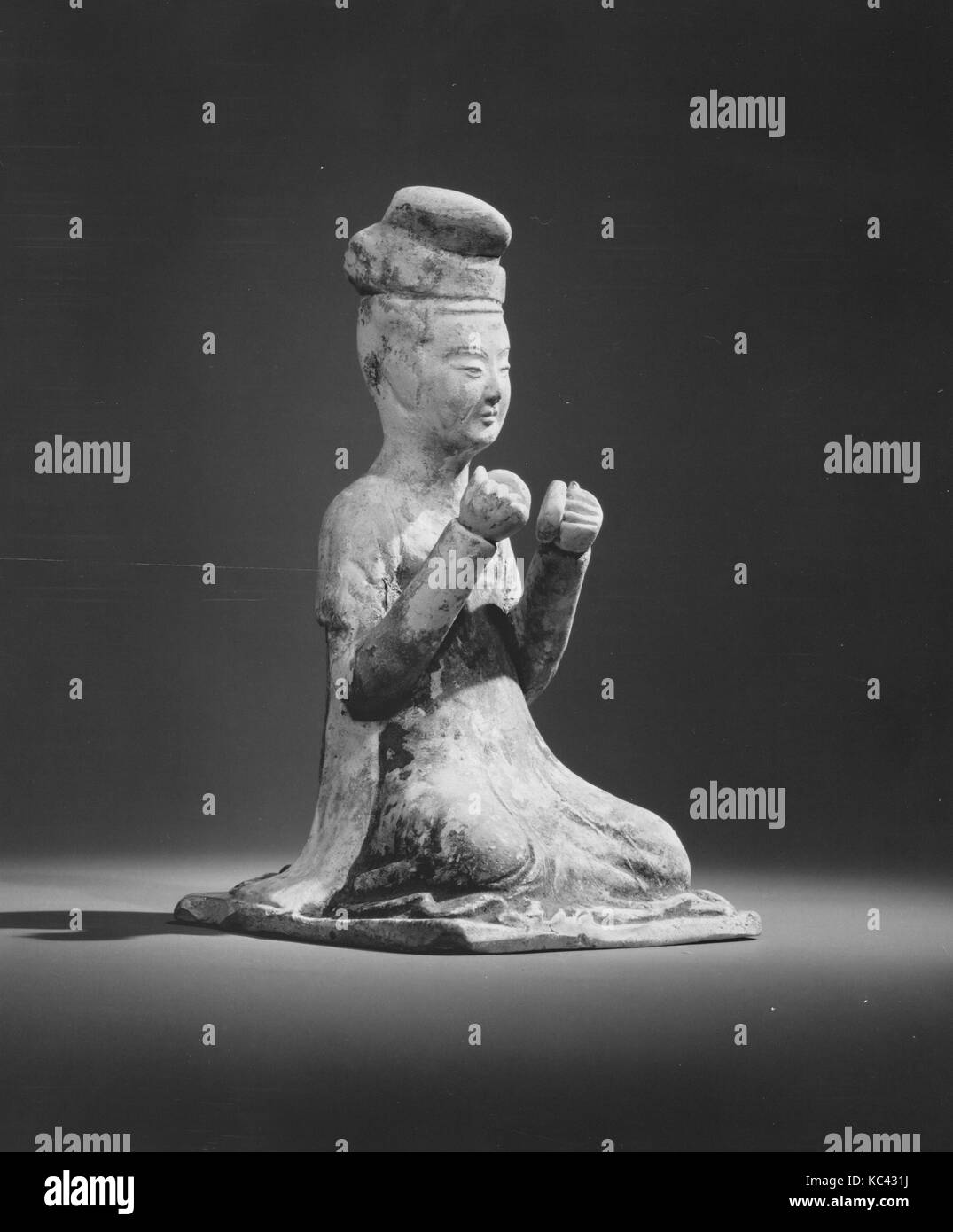 唐 彩繪陶樂女俑, Female Musician, Tang dynasty (618–907), late 7th century, China, Earthenware with pigment, H. 5 3/4 in. (14.6 cm); W Stock Photo