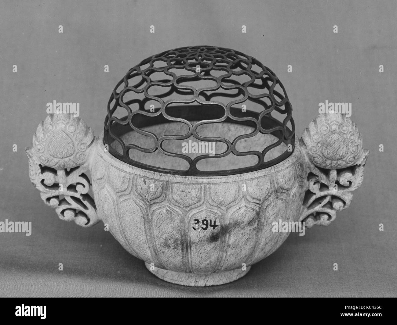 Incense burner with cover, Ming dynasty (1368–1644), China, Nephrite, ashy grey, H. 4 3/16 in. (10.7 cm); W. 2 13/16 in. (7.2 Stock Photo