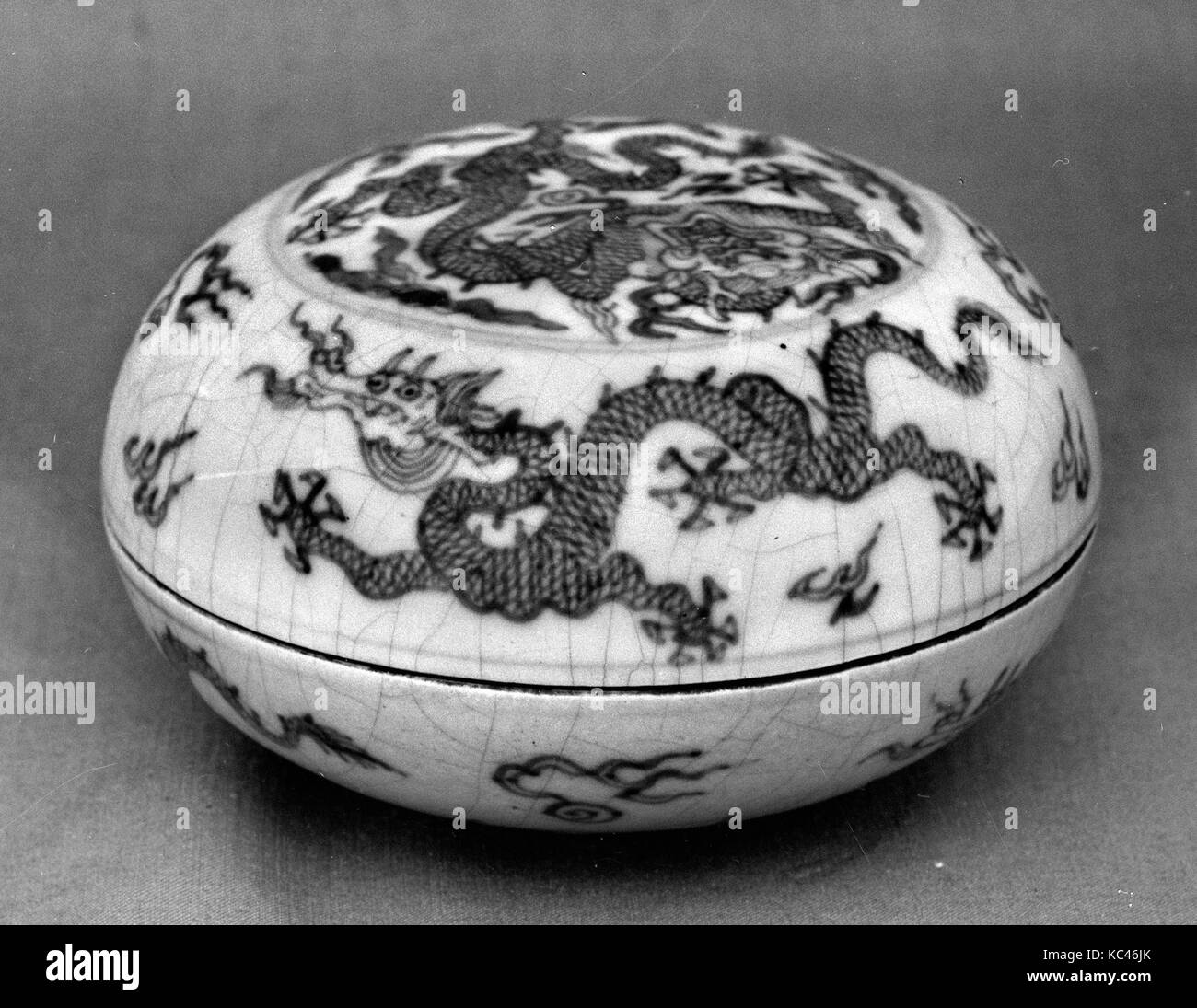 Rouge Box with Cover, Qing dynasty (1644–1911), Kangxi period (1662–1722), China, Porcelain; soft paste and crackle, H. 1 3/4 Stock Photo