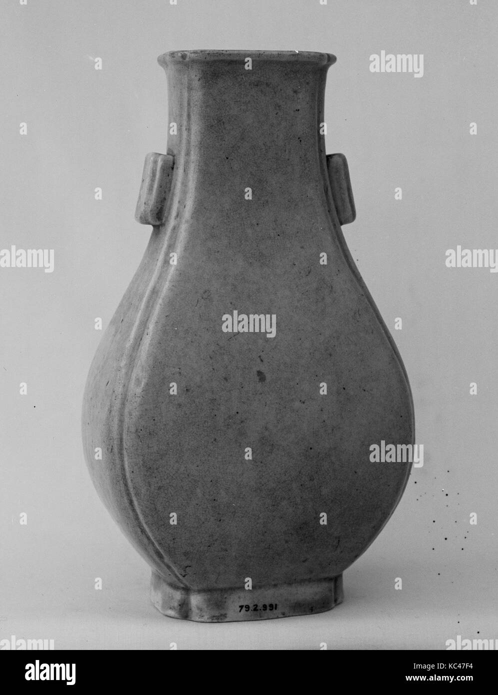 Vase, China, Ceramic, 1 3/4 x 3 3/8 in. (4.4 x 8.6 cm), Ceramics Stock Photo