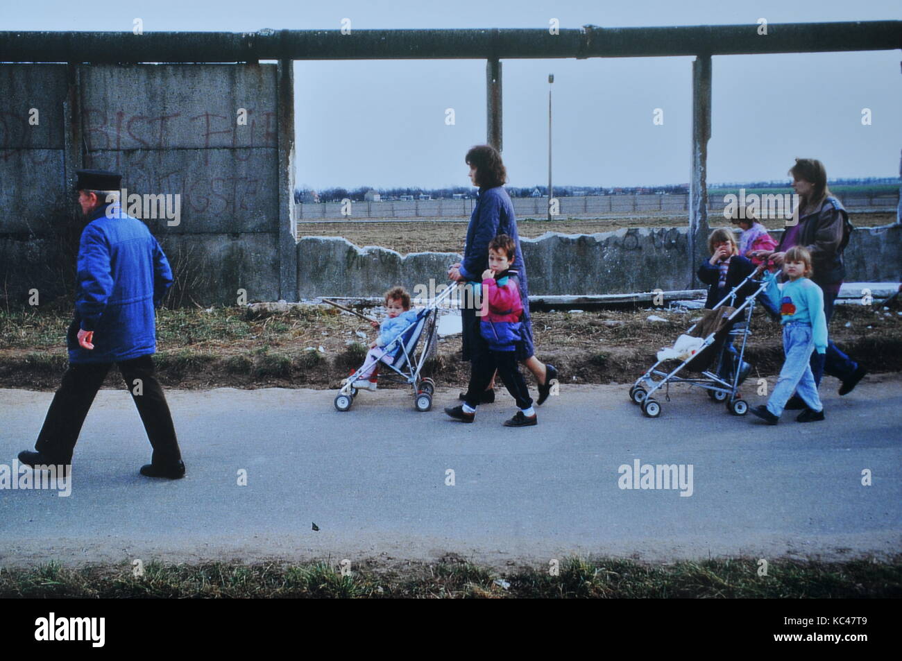 The wall in Berlin 1990 Stock Photo Alamy