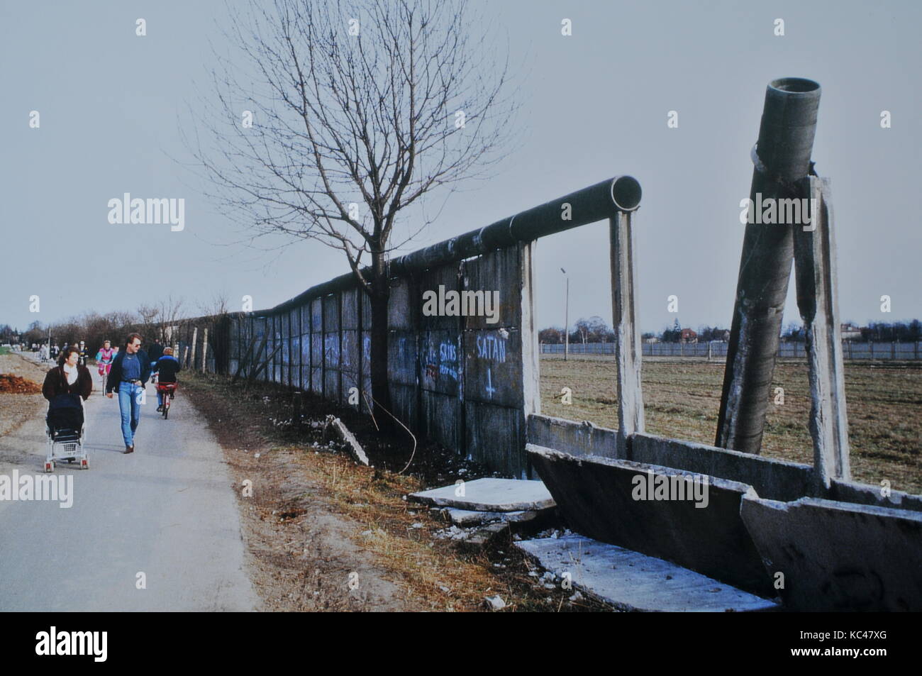 The wall in Berlin 1990 Stock Photo Alamy
