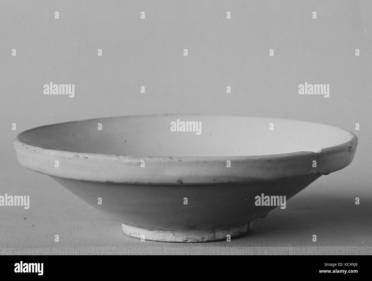 Saucer, Tang dynasty (618907), ca. 9th century, China, Pottery, H. 1 1