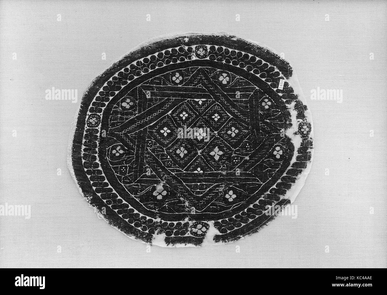 Roundel, 3rd–4th century, Attributed to Egypt, Linen, wool; tapestry ...