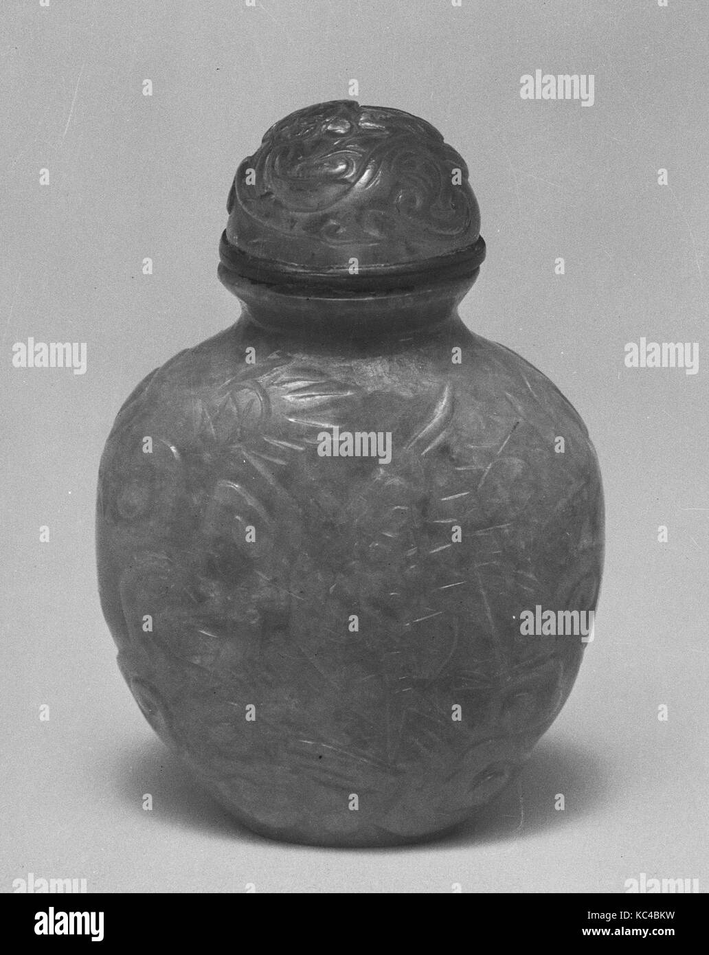 Snuff bottle with stopper, Qing dynasty (1644–1911), Kangxi period (1662–1722), China, Pale green jadeite, pink glass stopper Stock Photo