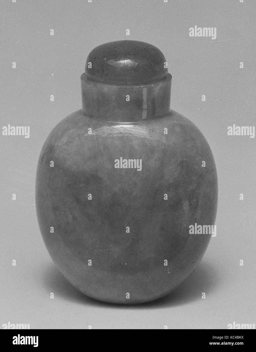 Snuff bottle with stopper, Qing dynasty (1644–1911), Qianlong period (1736–95), China, Pale bluish green jadeite tinged Stock Photo