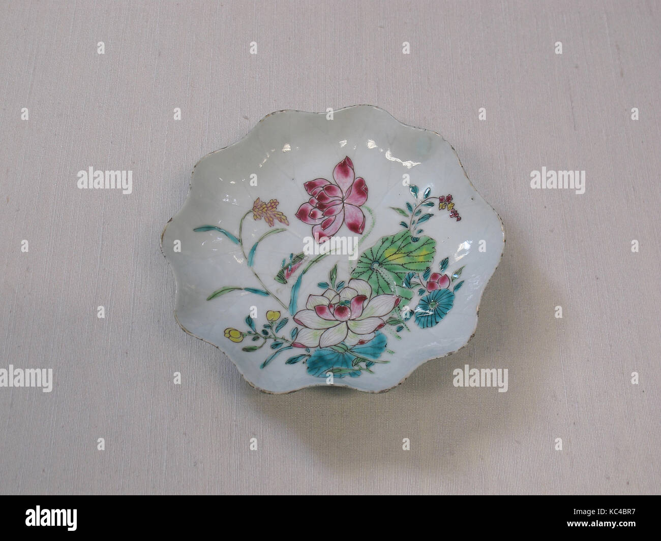 Dish on Three Feet, Qing dynasty (1644–1911), first half of the 19th century, China, Porcelain painted in overglaze polychrome Stock Photo