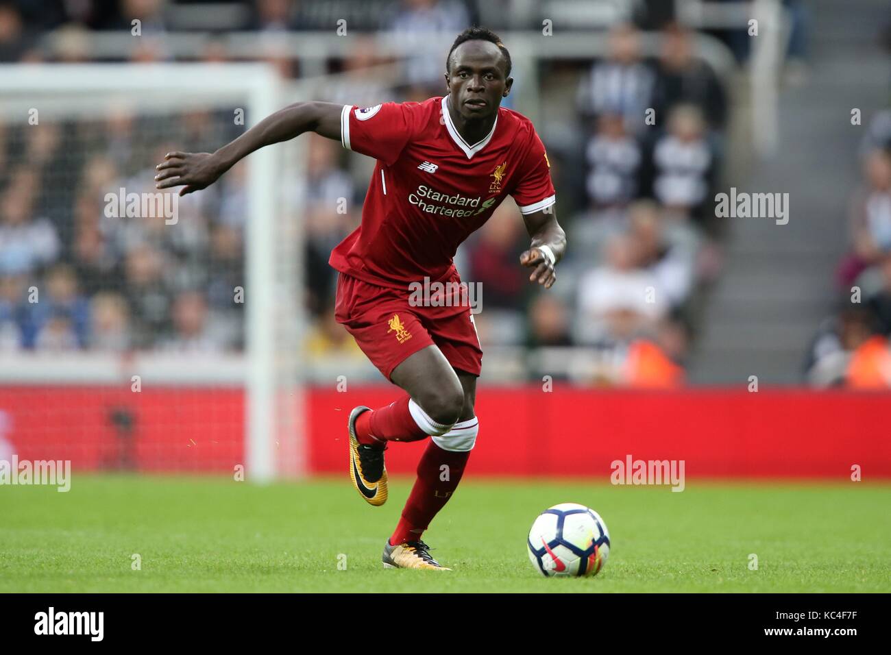 SADIO MANE LIVERPOOL FC LIVERPOOL FC ST JAMES PARK NEWCASTLE ENGLAND 01 October 2017 Stock Photo