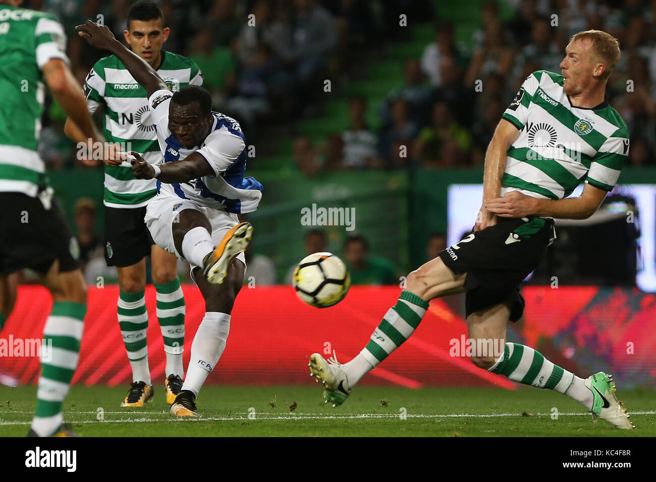 Lisbon, Portugal. 01st Oct, 2017. FC PortoÕs forward Vincent Aboubakar from Cameroon (C) during Premier League 2017/18 match between Sporting CP and FC Porto, at Alvalade Stadium in Lisbon on October 1, 2017. (Photo by Bruno Barros / DPI) Credit: Bruno Barros/Alamy Live News Stock Photo