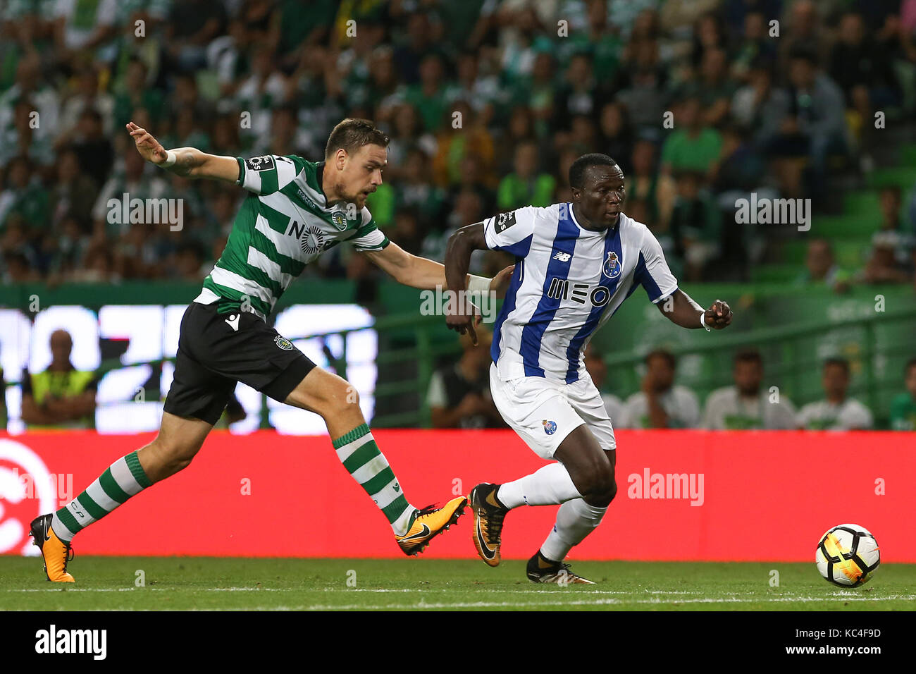 Lisbon, Portugal. 01st Oct, 2017. Sporting«s defender Sebastian Coates from Uruguay (L) and FC PortoÕs forward Vincent Aboubakar from Cameroon (R) during Premier League 2017/18 match between Sporting CP and FC Porto, at Alvalade Stadium in Lisbon on October 1, 2017. (Photo by Bruno Barros / DPI) Credit: Bruno Barros/Alamy Live News Stock Photo