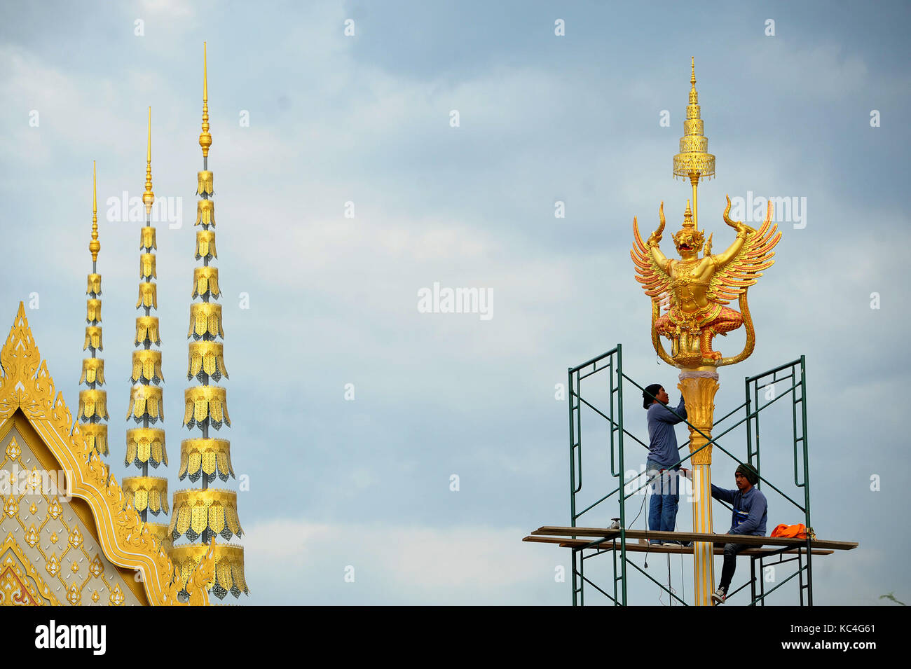 Bangkok, Thailand. 2nd Oct, 2017. Workers apply gold paint to a decorative pillar at the construction site of the royal crematorium for the late Thai King Bhumibol Adulyadej in Bangkok, Thailand, Oct. 2, 2017. A royal funeral for Thailand's late King Bhumibol Adulyadej is scheduled in late October. Credit: Rachen Sageamsak/Xinhua/Alamy Live News Stock Photo