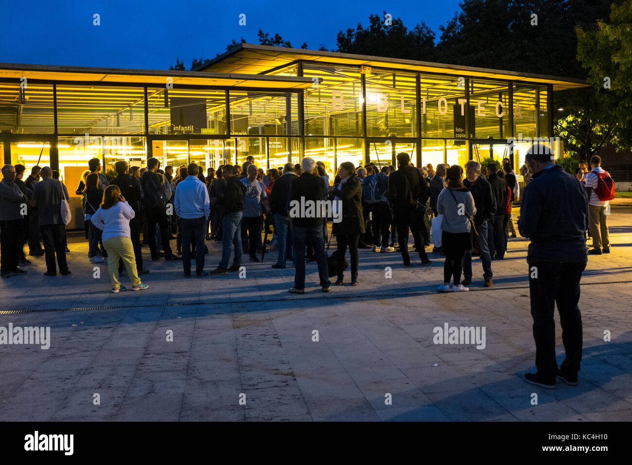 Barcelona, Spain. 1st Oct, 2017. Catalans waiting to vote at Biblioteca Central Gabriel Ferrater, Sant Cugat del Valles, just outside Barcelona, Catalonia, so that they can vote in the Catalan Independence Referendum. People had spend the night guarding the voting stations so that they were not seized by police. Credit: deadlyphoto.com/Alamy Live News Stock Photo