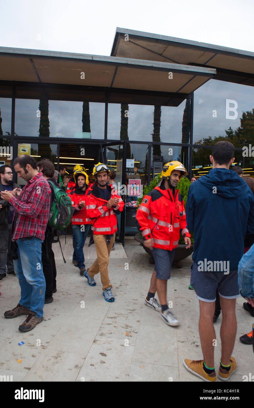 Barcelona, Spain. 1st Oct, 2017. Firemen at the Biblioteca Central Gabriel Ferrater, Sant Cugat del Valles, just outside Barcelona. Catalonia’s firemen were joined by Basque firemen in a pledge to protect voters during the October 1st referendum on independence. Elsewhere in Catalonia, they were attacked by Spanish Guardian Civil and Policia Nacional. One of the firemen, Oriol said “we just want to protect people”. Credit: deadlyphoto.com/Alamy Live News Stock Photo