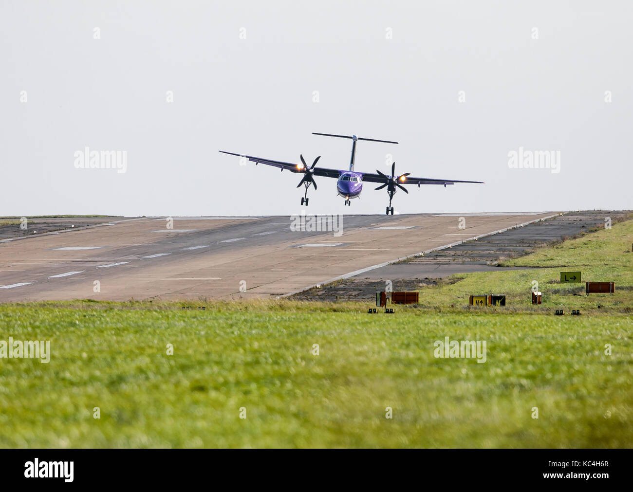 Yeadon, West Yorkshire, UK. 2nd Oct, 2017. UK Weather. Incoming Flybe flight from Belfast landing in strong winds at LBIA. At 200m (656ft) above sea level, the airport has the highest altitude of any in the uk. Credit: Ian Wray/Alamy Live News Stock Photo
