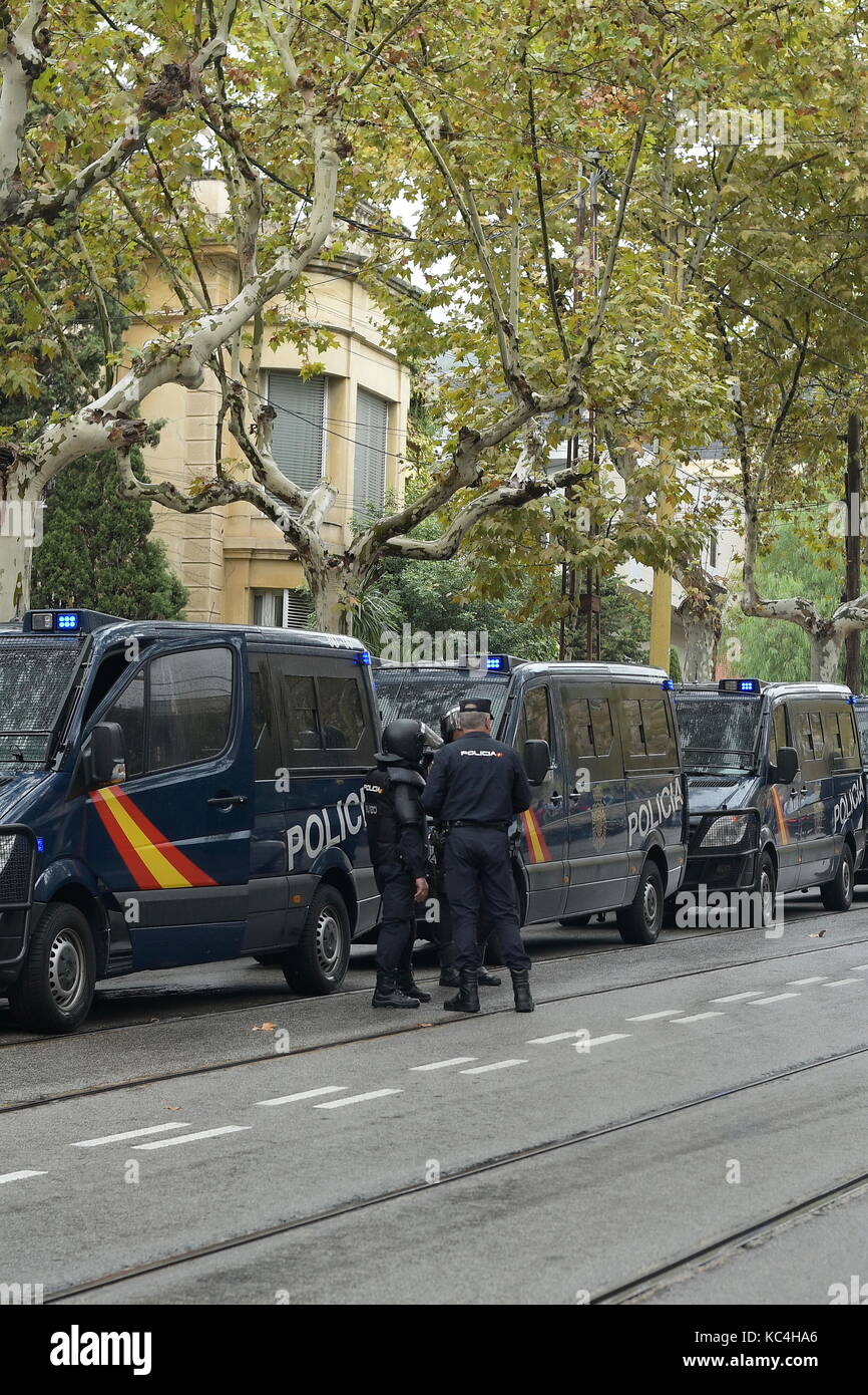 Barcelona, Spain. 1st Oct, 2017.  Spanish police tries to prevent the election. Credit: Franz Perc/Alamy Live News Stock Photo