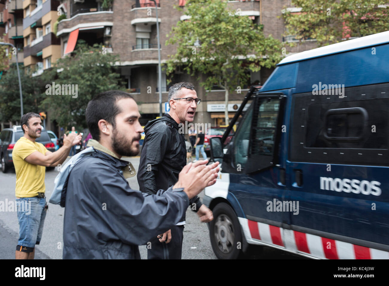 Barcelona, Spain. 1st Oct, 2017. People saying goodbye to the Catalan Police (Mossos) after they had been checked his school. Credit: David Ortega Baglietto/Alamy Live News Stock Photo