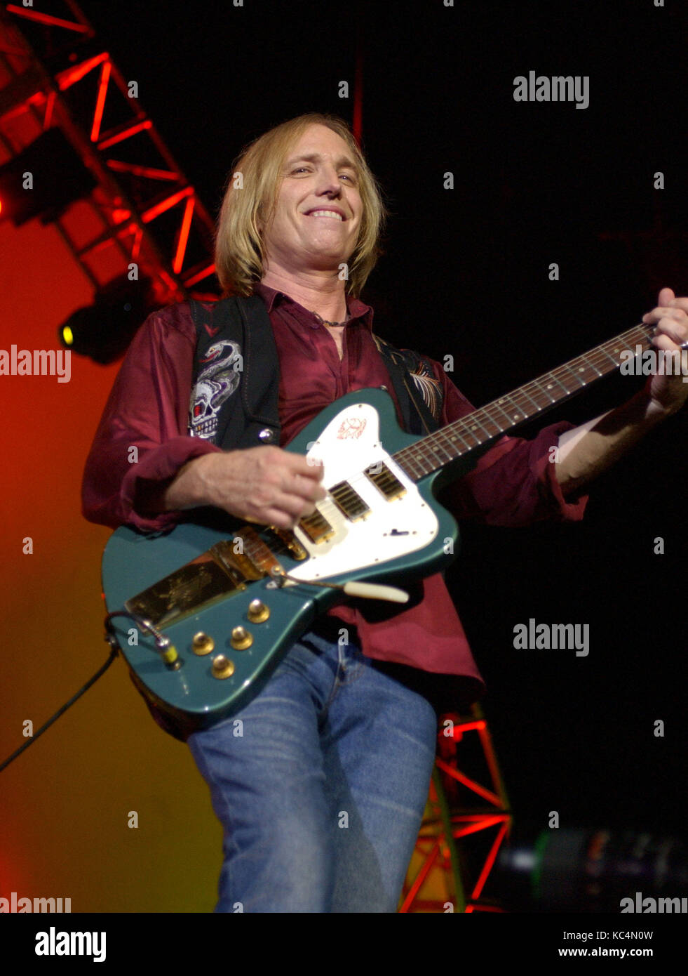 Portsmouth, VA, USA. 12th Aug, 2003. TOM PETTY of TOM PETTY & THE HEARTBREAKERS blows away the crowd at Netelos Pav. in Portsmouth Va. on 12 August 2003. Credit: Jeff Moore/ZUMA Wire/Alamy Live News Stock Photo