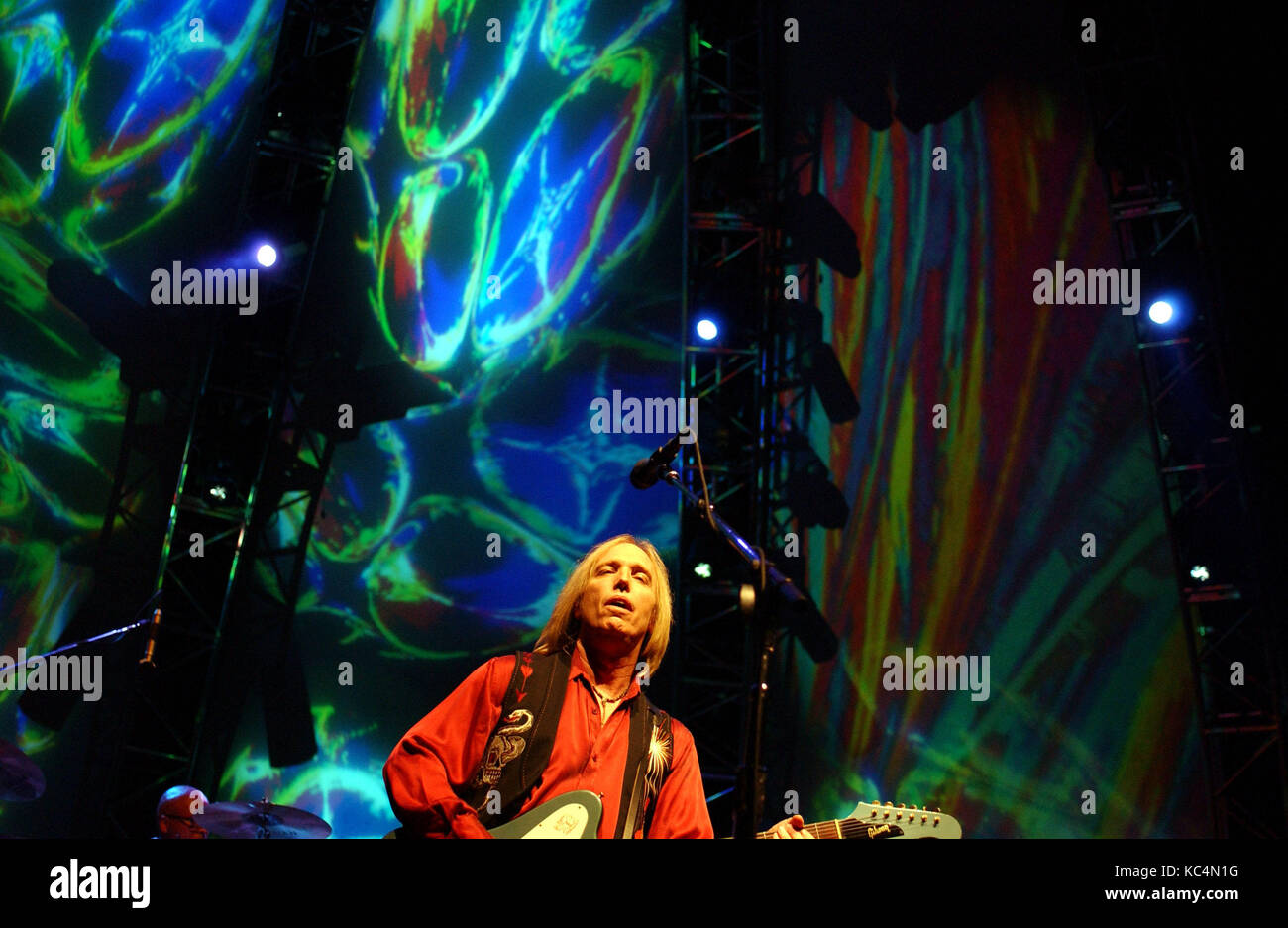 Portsmouth, VA, USA. 12th Aug, 2003. TOM PETTY of TOM PETTY & THE HEARTBREAKERS blows away the crowd at Netelos Pav. in Portsmouth Va. on 12 August 2003. Credit: Jeff Moore/ZUMA Wire/Alamy Live News Stock Photo