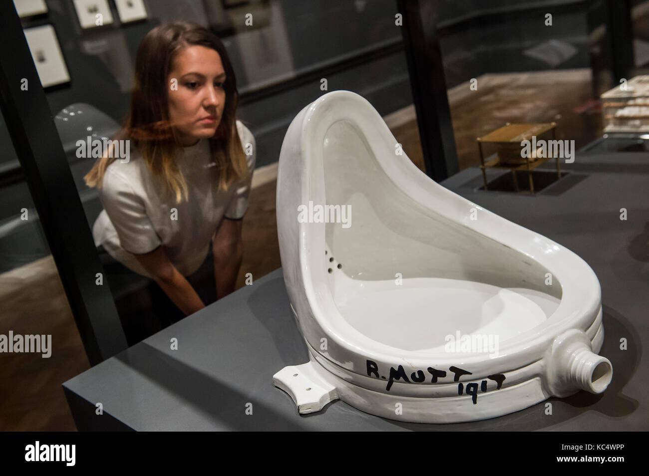London, UK. 03rd Oct, 2017. Marcel Duchamp’s Fountain, 1917/1964  - Dalí/Duchamp at the Royal Academy of Arts. It is the first exhibition to present the art of these famous artists in dialogue. Marcel Duchamp (1887–1968) and Salvador Dalí (1904–1989) are usually seen as opposites in almost every respect, yet they shared attitudes to art and life that are manifested in their respective oeuvres on many levels. Dalí / Duchamp runs at the Royal Academy of Arts from 7 October 2017 – 3 January 2018. Credit: Guy Bell/Alamy Live News Stock Photo