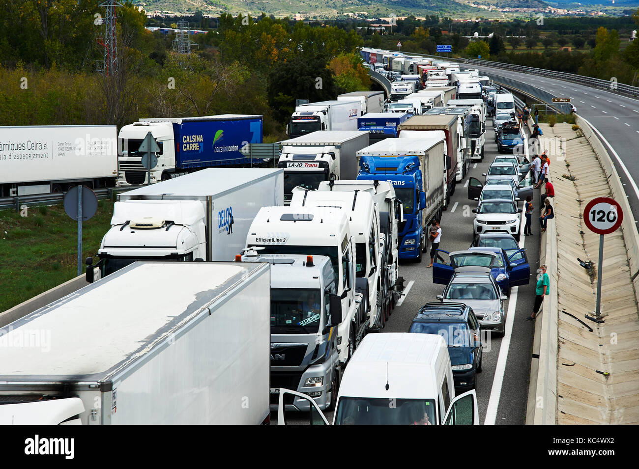 Girona, Spain. 3 October, 2017. The AP7 highway has been blocked by the pro-independence citizens in defence of rights and freedom after Spanish Guardia Civil violence during the referendum day. Credit: Pablo Guillen/Alamy Live News Stock Photo