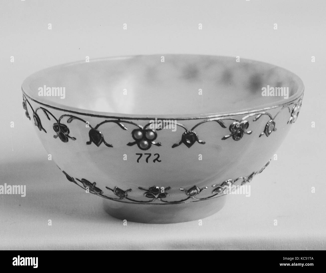 莫臥兒王朝或清中期 痕都斯坦風格鑲金嵌寶玉碗, Bowl, Mughal period (1526–1858) or Qing dynasty (1644–1911), 18th–19th century, India, Jade (nephrite Stock Photo