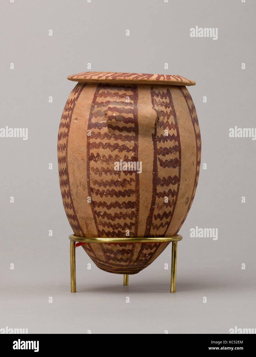 Decorated ware jar with lug handles, ca. 3650–3300 B.C Stock Photo