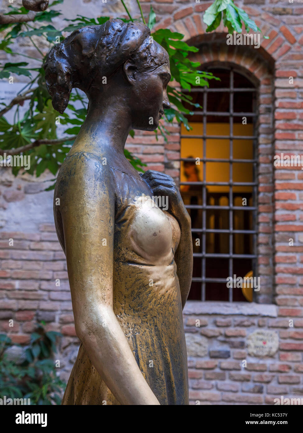 Statue of Juliet, Casa di Giulietta or Juliet's House, Verona province, Veneto, Italy, Europe Stock Photo