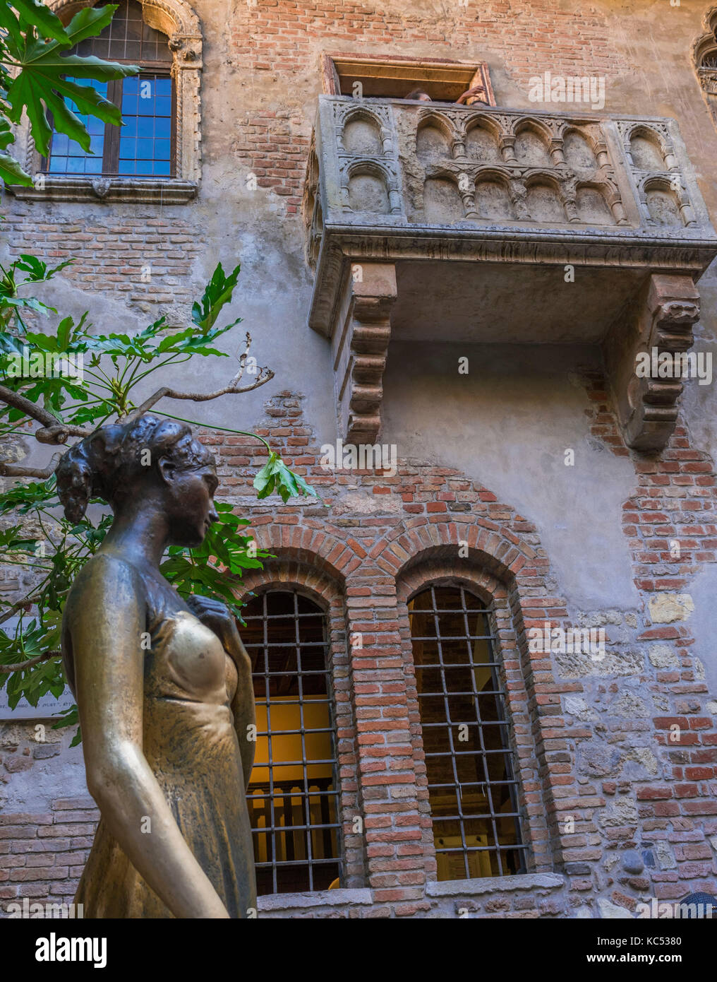 Statue of Juliet, Casa di Giulietta or Juliet's House, Verona province, Veneto, Italy, Europe Stock Photo