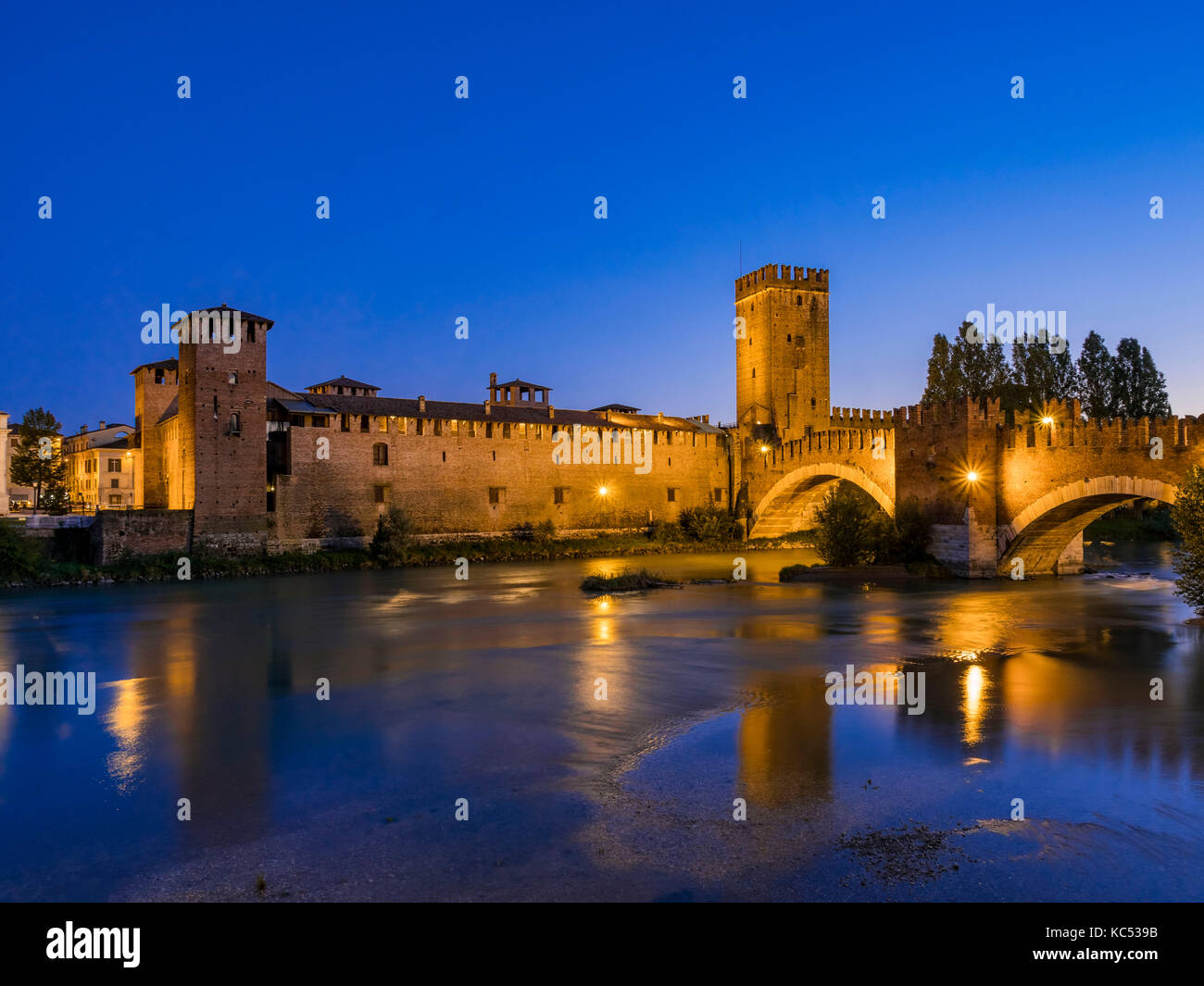 ponte-scaligero-or-castelvecchio-bridge-over-the-adige-river-by-night