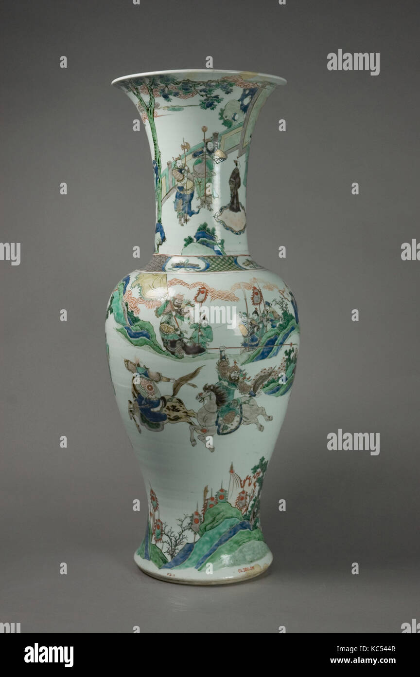 清 景德鎮窯五彩刀马人物圖鳳尾瓶, Vase with historical warriors, Qing dynasty (1644–1911), China, Porcelain painted with colored enamels Stock Photo