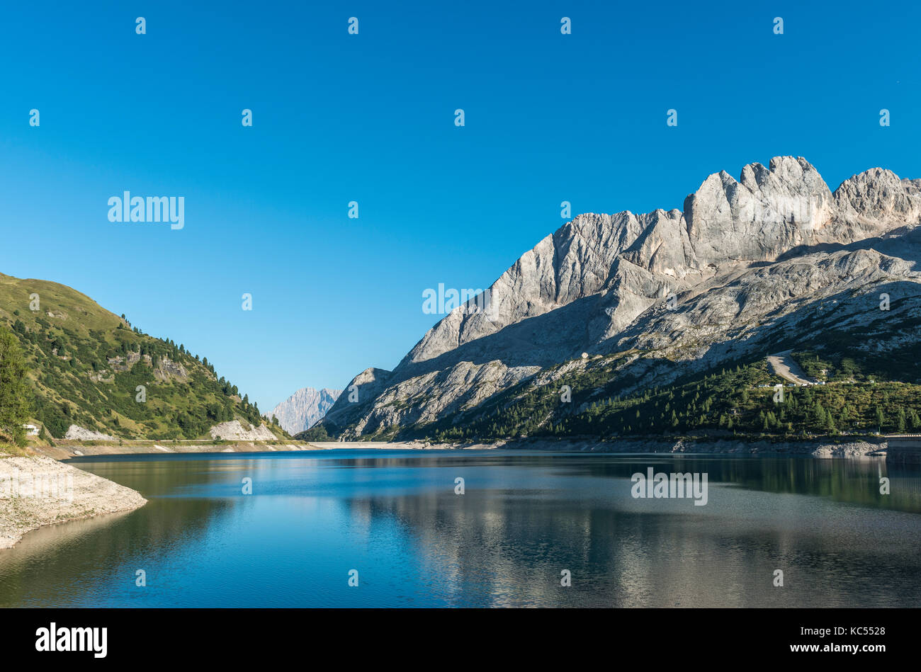 Lake Lago di Fedaia, links Marmolada Berg, Dolomiten, Südtirol, Trentino-Alto Adige, Italien Stock Photo