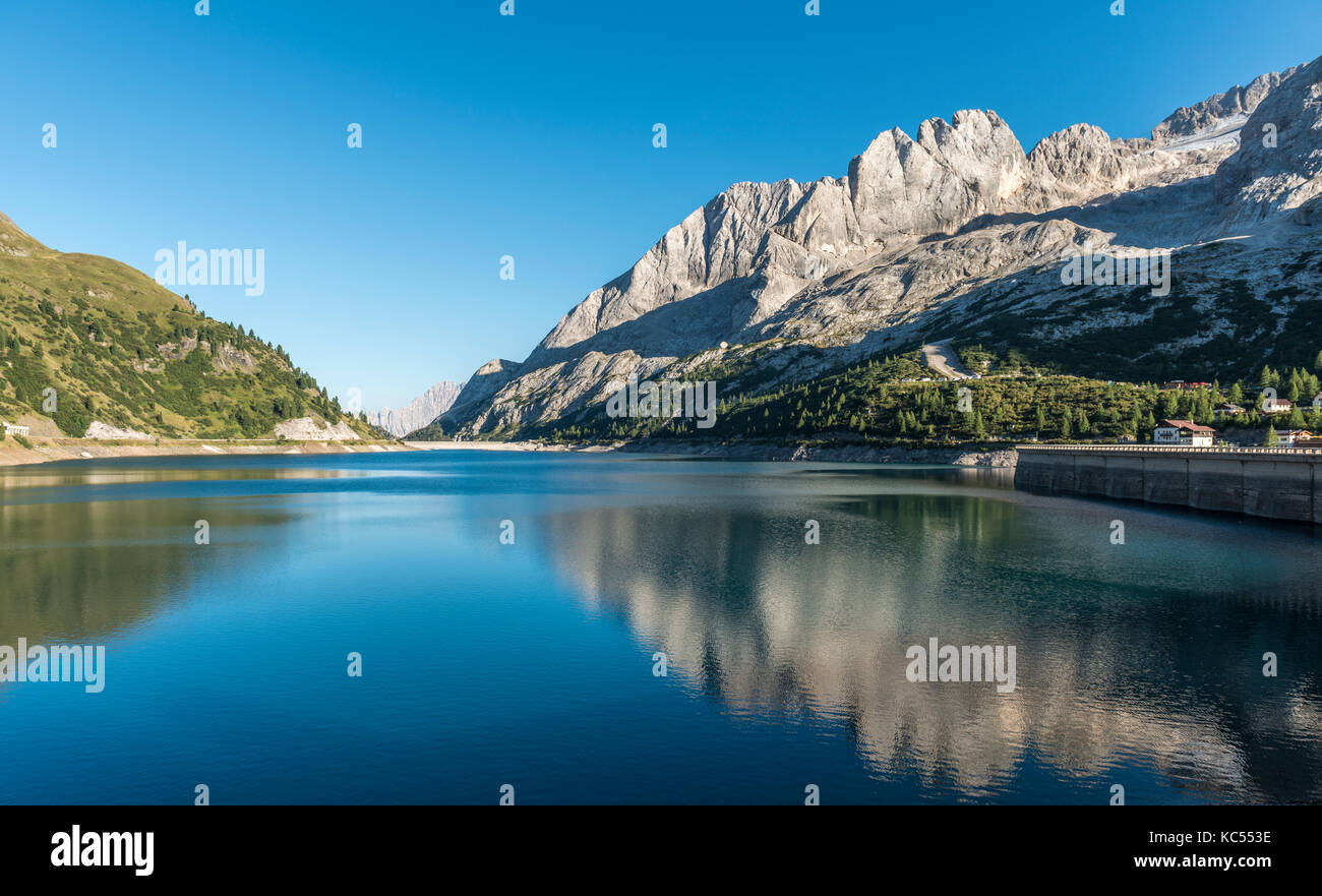 Lake Lago di Fedaia, links Marmolada Berg, Dolomiten, Südtirol, Trentino-Alto Adige, Italien Stock Photo