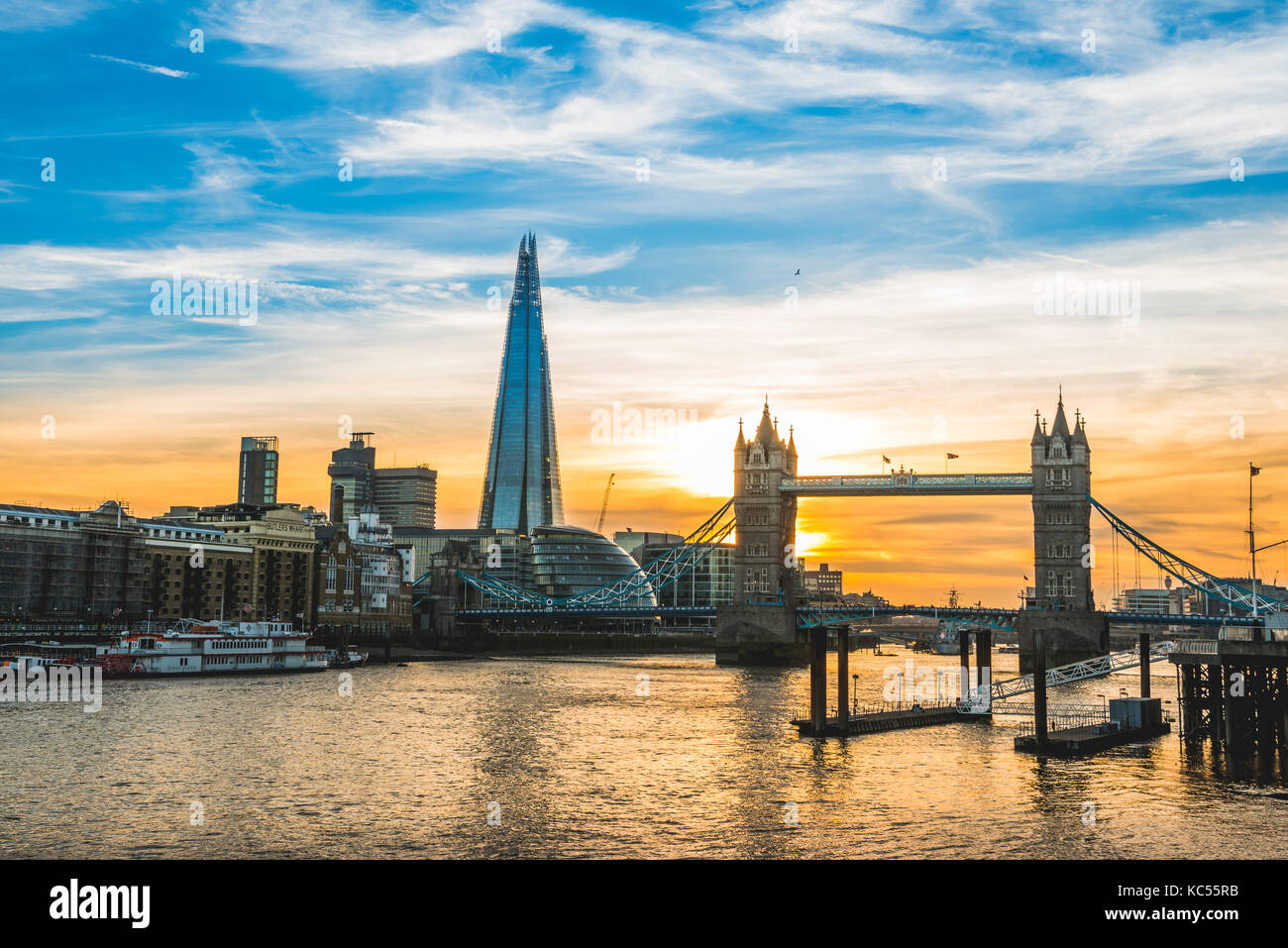 Themse, Themse, Tower Bridge, The Shard, Sonnenuntergang, Wasserspiegelung, Southwark, St Katharine's & Wapping, London, England Stock Photo