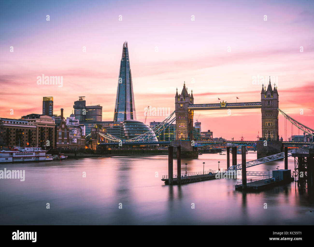 Themse, Themse, Tower Bridge, The Shard, Sonnenuntergang, Wasserspiegelung, Southwark, St Katharine's & Wapping, London, England Stock Photo