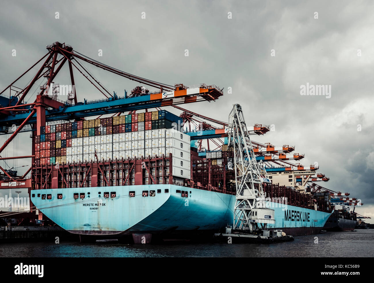 Cargo ship is loaded at Burchardkai, Hamburg-Waltershof, Hamburg, Germany Stock Photo