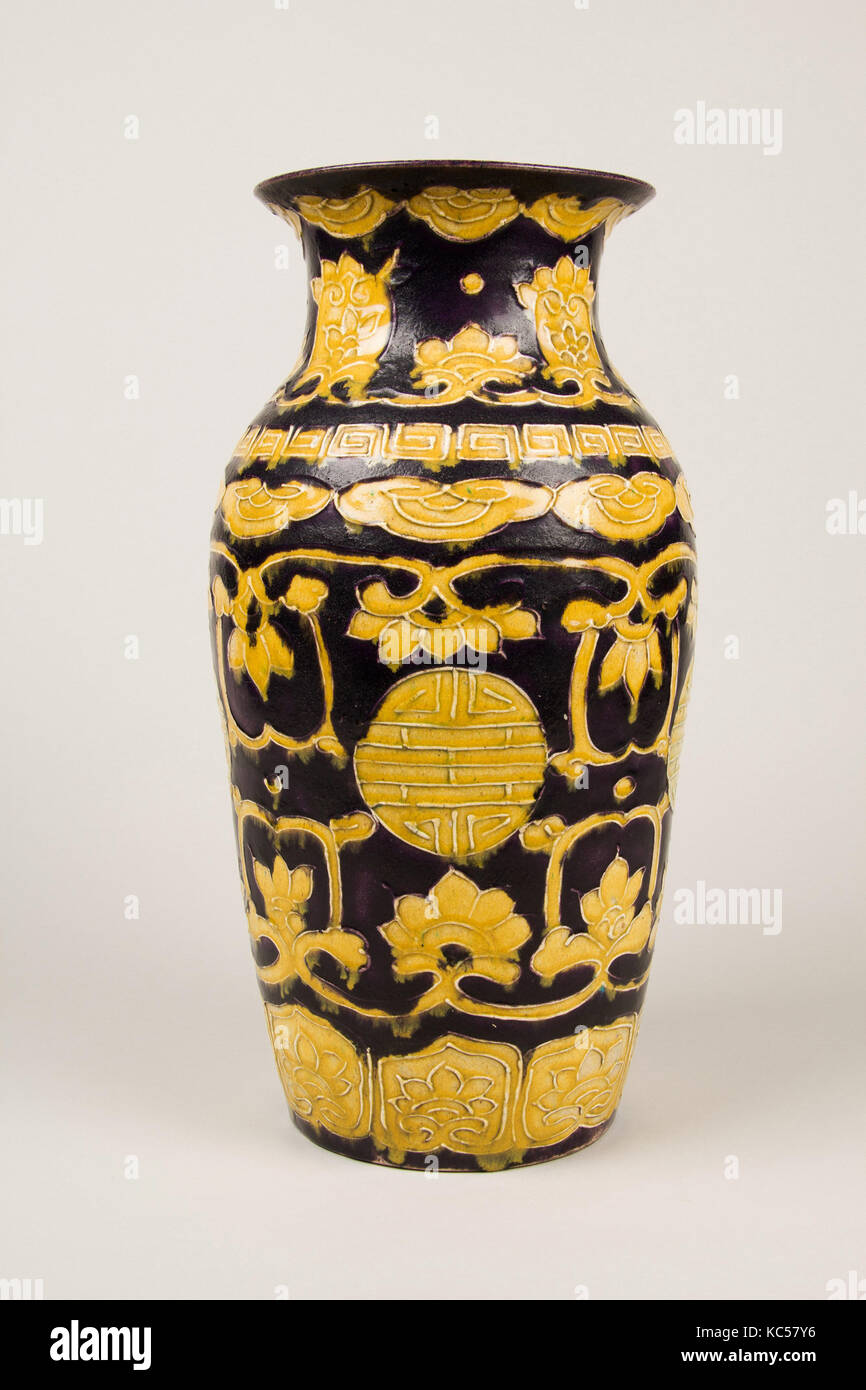 Jar, 19th century, Japan, Porcelain decorated in the paste (Kairakuen ware), H. 14 1/2 in. (36.8 cm); Diam. 7 3/8 in. (18.7 cm Stock Photo