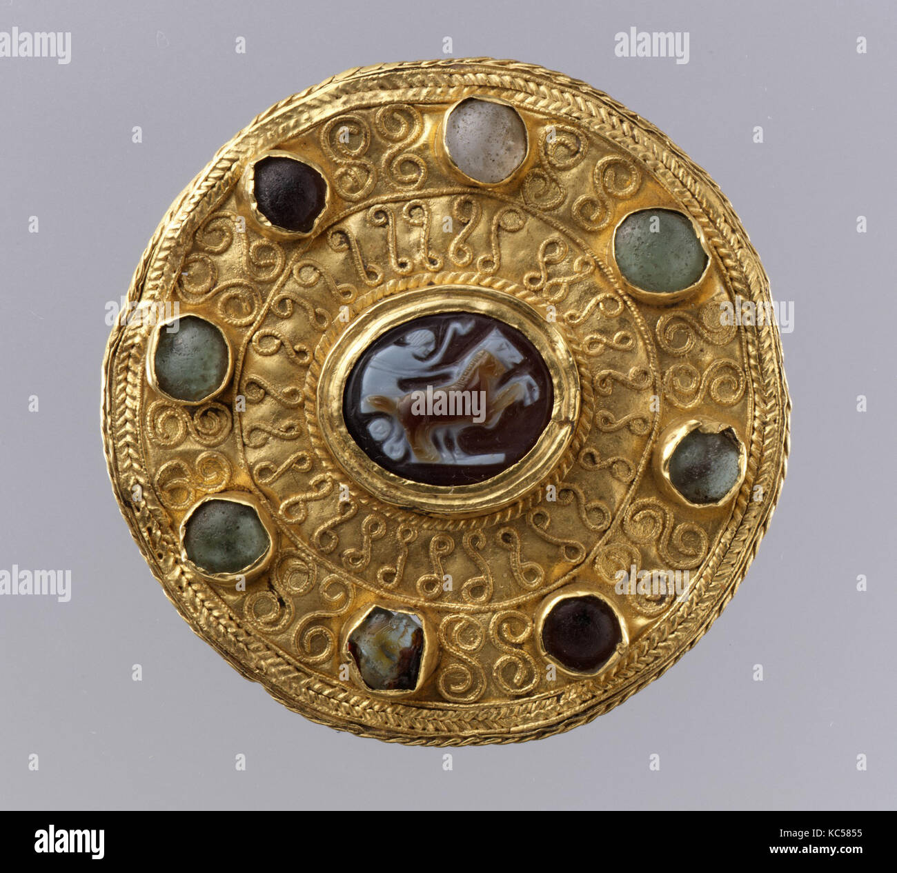 Cameo brooch hi-res stock photography and images - Alamy