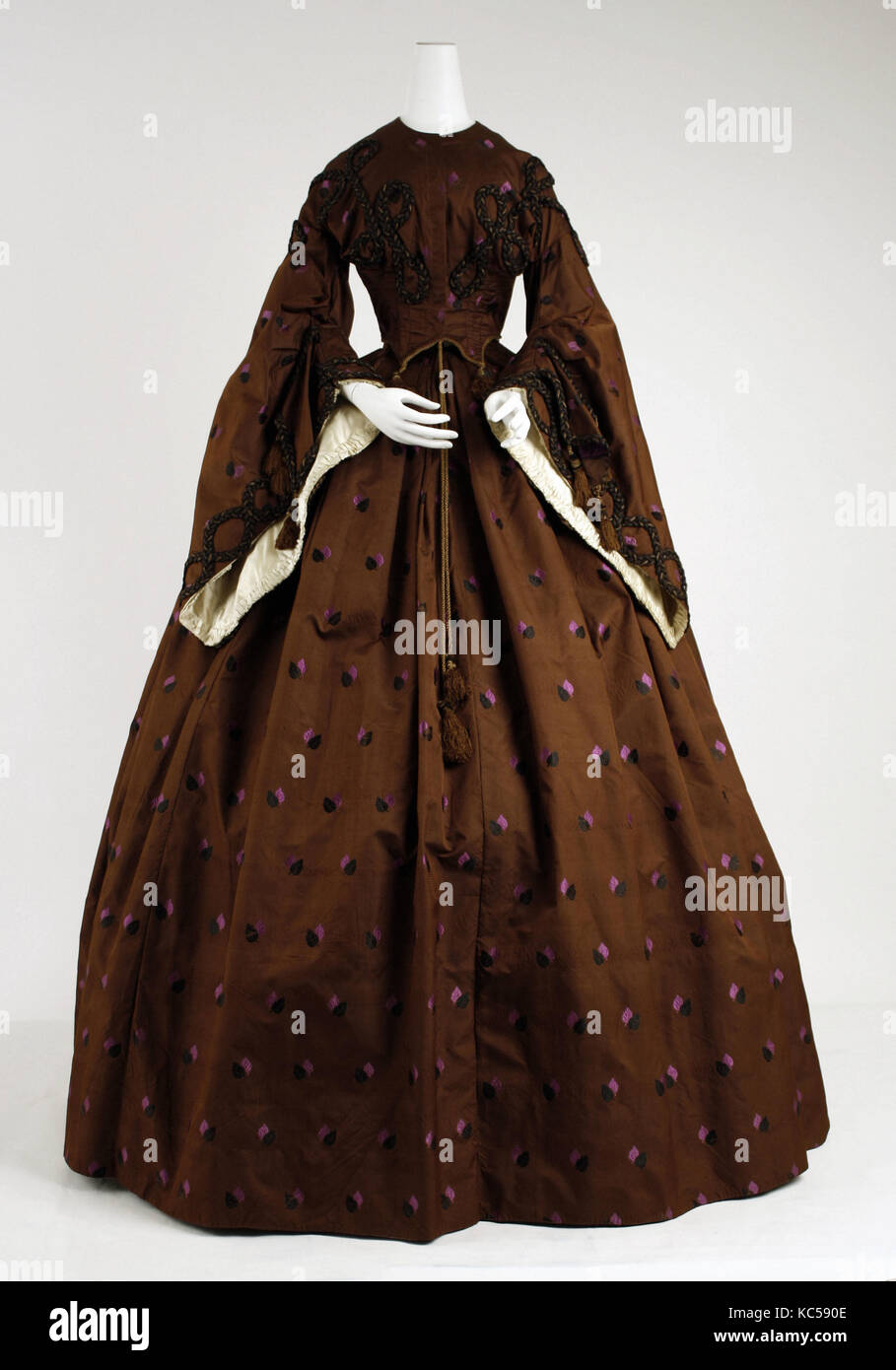 Dress, 1858–60, American, silk, Gargantuan sizes and swelled diameters enabled by crinolines in the late 1850s and 1860s Stock Photo